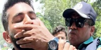 শিক্ষার্থীর মুখ চেপে ধরা পুলিশ বরখাস্ত হলেন