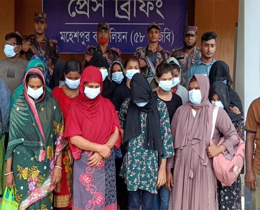 মহেশপুর সীমান্ত থেকে রোহিঙ্গা নারীসহ ১৭ জন আটক