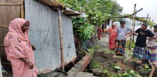 খোকসায় ড্রেনের পানির তোরে নদীর তীর রক্ষার বাঁধ ধসে পরেছে