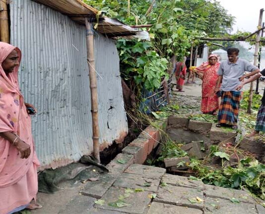 খোকসায় ড্রেনের পানির তোরে নদীর তীর রক্ষার বাঁধ ধসে পরেছে