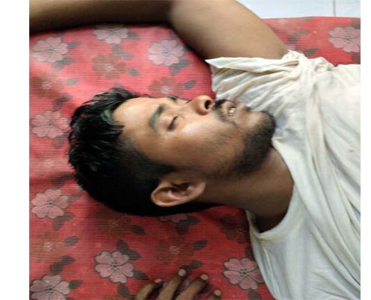 খোকসায় সড়কের পাশে পরেছিল সজ্ঞাহীন যুবক