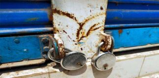 লুটের পর তালা ঝুলিয়ে দেওয়া হলো আওয়ামী লীগ নেতার দোকানে