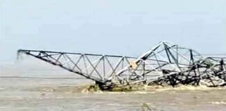 পদ্মায় বিলীন জাতীয় গ্রিডের বিদ্যুতের টাওয়ার