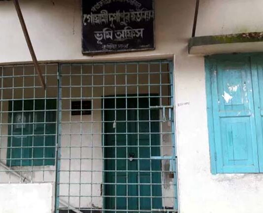 ভূমি অফিসের কর্মচারীকে তুলে নিয়ে গেলেন সাবেক চেয়ারম্যান