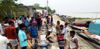 পদ্মা তীরে বিক্রয়কেন্দ্র না থাকায় মাছের ন্যায্য দাম পায় না মৎস্যজীবীরা