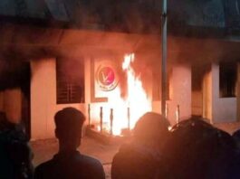 রাজধানীতে জাতীয় পার্টির প্রধান কার্যালয়ে আগুন দিলো ছাত্র-জনতা