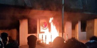 রাজধানীতে জাতীয় পার্টির প্রধান কার্যালয়ে আগুন দিলো ছাত্র-জনতা