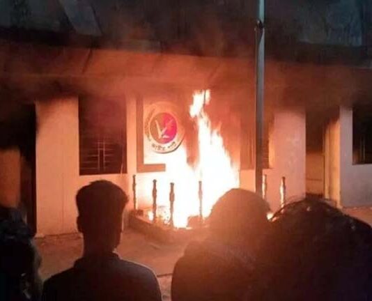 রাজধানীতে জাতীয় পার্টির প্রধান কার্যালয়ে আগুন দিলো ছাত্র-জনতা