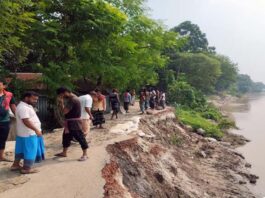 খোকসায় স্বেচ্ছাশ্রমে ভাঙ্গন কবলিত পাকা রাস্তা মেরামত