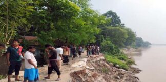 খোকসায় স্বেচ্ছাশ্রমে ভাঙ্গন কবলিত পাকা রাস্তা মেরামত