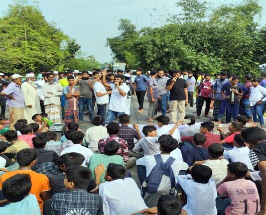 খোকসায় দ্বিতীয় দিনও সড়ক অবরোধ করলো শিক্ষার্থীরা