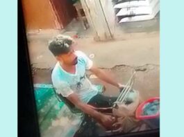 খোকসায় বাবার ভ্যান চুরি: তিন শিশুর পড়া লেখা বন্ধের শঙ্কা