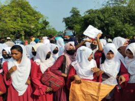 খোকসায় কটুক্তিকারী শিক্ষককে গ্রেফতারের দাবিতে সড়ক অবরোধ