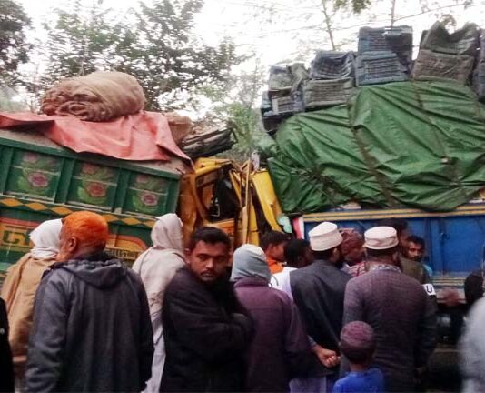 ঝিনাইদহে দুই ট্রাকে মুখোমুখি সংঘর্ষে চালক নিহত