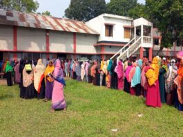 খোকসায় স্মাট কার্ড পেতে স্বর্ণের চেন হারালেন তারা