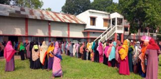 খোকসায় স্মাট কার্ড পেতে স্বর্ণের চেন হারালেন তারা