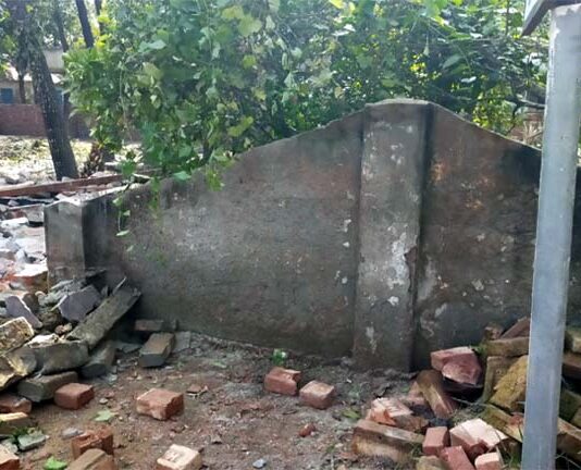 কুমারখালীতে কবর দোকানসহ জমি দখলের অভিযোগ