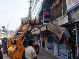 কুষ্টিয়া শহরের প্রধান সড়কে অবৈধ স্থাপনা উচ্ছেদ অভিযান
