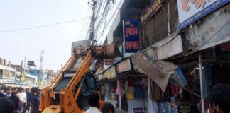 কুষ্টিয়া শহরের প্রধান সড়কে অবৈধ স্থাপনা উচ্ছেদ অভিযান