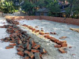 নিন্মমানের সামগ্রীর ব্যবহার : কলেজ ভবনের দেওয়াল ভেঙে দিল স্থানীয়রা