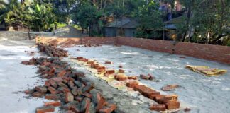 নিন্মমানের সামগ্রীর ব্যবহার : কলেজ ভবনের দেওয়াল ভেঙে দিল স্থানীয়রা