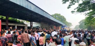 কুমারখালীতে দু’টি ট্রেনের যাত্রাবরতির দাবিতে বিক্ষোভ