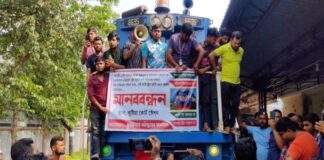 কুষ্টিয়ায় ট্রেনের রুট পরিবর্তনের সিদ্ধান্তের প্রতিবাদে মানববন্ধন