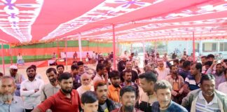 খোকসায় সারের দাবিতে কৃষকদের বিক্ষোভ