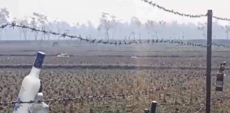 সীমান্তের কাটাতারের বেড়ায় মদের বোতল ঝুলিয়েছে বিএসএফ