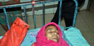 খোকসায় বিনা চিকিৎসায় মৃত্যুর প্রহড় গুনছে আহত বৃদ্ধা