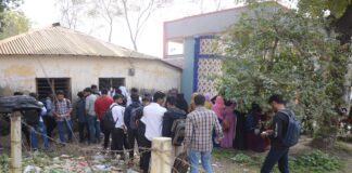 ময়লার ভাগারে শিক্ষার্থীরা