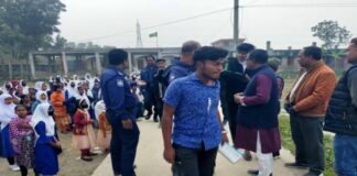 ছাত্রীদের উত্যক্ত করায় তিন বখাটকে পুলিশে দিলেন শিক্ষক