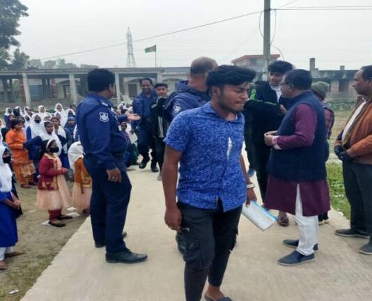 ছাত্রীদের উত্যক্ত করায় তিন বখাটকে পুলিশে দিলেন শিক্ষক