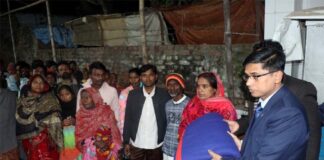শীত বস্ত্র নিয়ে হরিজন পল্লীতে ছুটে গেলেন জেলা প্রশাসক