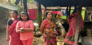 চোর-ডাকাত ঠেকাতে রাত জেগে পাহাড়া দিচ্ছে গ্রামবাসীরা