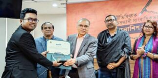 অনুসন্ধানী সাংবাদিকতায় টিআইবি অ্যাওয়ার্ড পেলেন মনিরুল ইসলাম