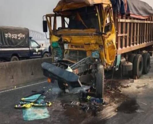 লালন শাহ সেতুর ওপর দুর্ঘটনার ট্রাকের হেলপার নিহত