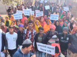 জাহানারার হত্যাকারীদের গ্রেফতার দাবিতে বিক্ষোভ -সমাবেশ করেছে গ্রামবাসী