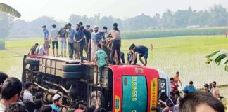 ইসলামী বিশ্ববিদ্যালয়ের বাস উল্টে ২০ শিক্ষার্থী আহত