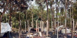 খোকসায় আগুনে পোড়া পরিবারটি পলিথিন টাঙ্গিয়ে বাস করছে