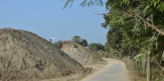 মরণ ফাঁদ মাটির স্তুপ