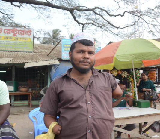 সরকারি বরাদ্দে প্রতিবন্ধি আজাদের দোকান ঘরই হয়নি, আবার ব্যবসা