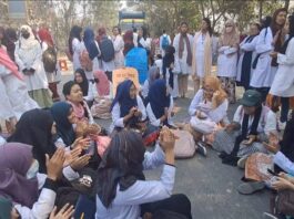 কুষ্টিয়ায় মেডিকেল কলেজ হাসপাতাল পূর্ণাঙ্গ চালুর দাবিতে মহাসড়ক অবরোধ