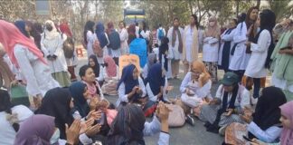 কুষ্টিয়ায় মেডিকেল কলেজ হাসপাতাল পূর্ণাঙ্গ চালুর দাবিতে মহাসড়ক অবরোধ