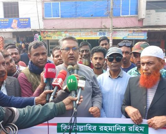 খোকসায় সাবেক ছাত্রদল নেতার উপর হামলার প্রতিবাদে মানববন্ধন