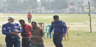 কোমরে রশি বেঁধে নেওয়া হচ্ছে আদালতে