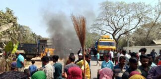 মিক্সার ডিপো প্রত্যাহারের দাবিতে মহাসড়ক অবরোধ