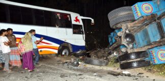 খোকসায় বাস-ট্রাক মুখোমুখি সংঘর্ষ আহত ১৫ জন