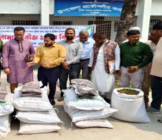 কুমারখালীর কৃষকরা পেলেন বিনামূল্য বীজ-সার
