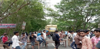 কলেজ মাঠে স্থাপনা নির্মাণের প্রতিবাদে সড়ক অবরোধ